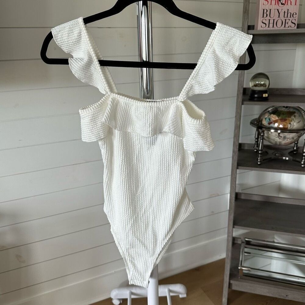 Textured flutter strap white‎ bodysuit sz small NWT